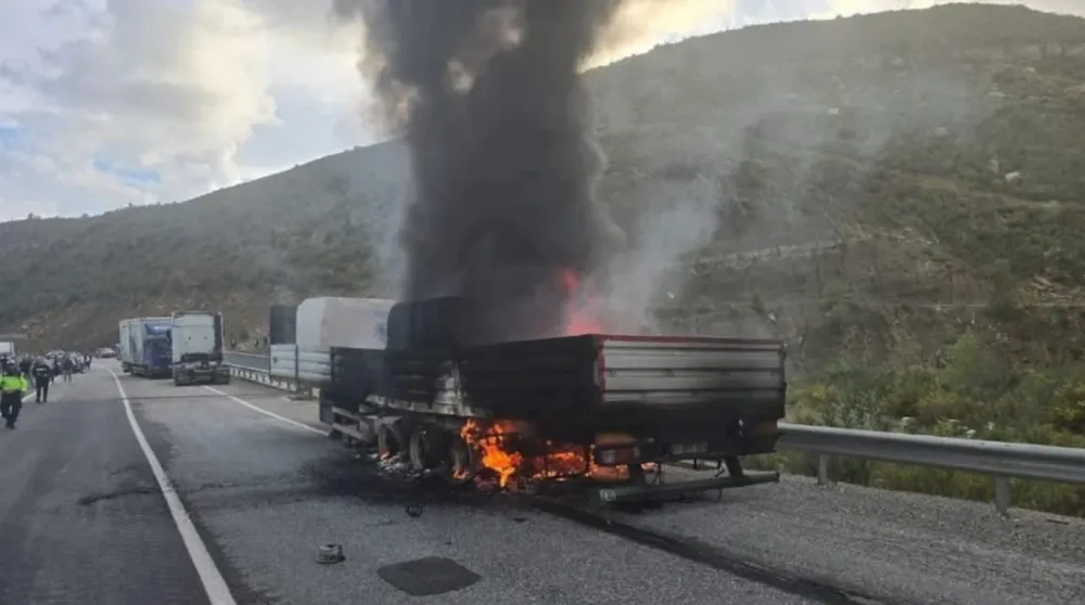 Manavgat’ta mermer yüklü tır alev alev yandı