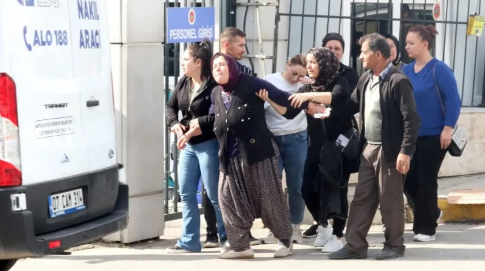 Antalya’da feci kaza: Annenin ve kızlarının feryadı yürek burktu